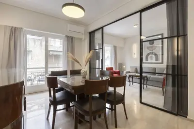 Image de Antifilou 30-32 · Classic Elegance in Ilisia