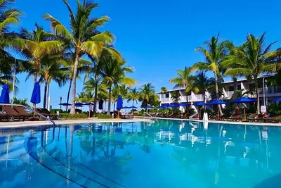 Image de Spacious 4br Harbor Villa w/ Full Kitchen, Balcony & Water Views