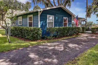 Image de The Cozy Euphoric cottage nestled in nature with relaxing  River front views.