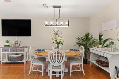 Image de Sandy Tails - 5 bedrooms/2 min to beach!