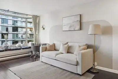 Image de Dt Penthouse| Free Parking| Balcony| 9min to Beach