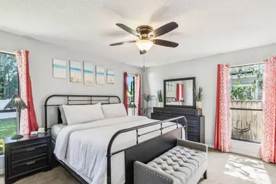 Image de 8 Blocks to the Beach |Bikes, Beach Gear, Games at Turtle Hut |Firepit |Small Dog Friendly