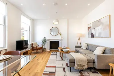 Image de Stylish Chelsea Escape with Private Outdoor Oasis!