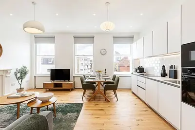 Image de Chic Chelsea Retreat: Bright Space & Balcony Bliss