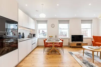 Image de Light & Luxury Chelsea Apartment: Private Balcony!