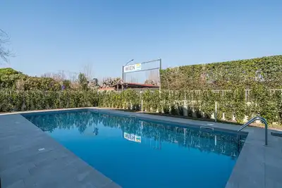 Image de GuestHost - Flat 100m from Lake + Swimming Pool!