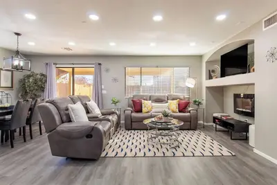 Image de Maison avec piscine chauffée, lit king size et poste de travail