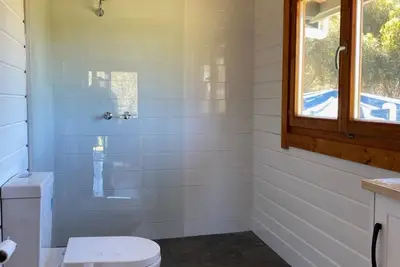 Image de jolie cabane en pin nordique idéale pour les couples ou les familles