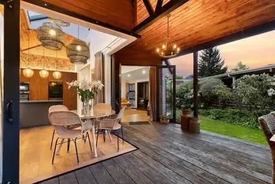 Image de Charming Arrowtown Escape – Luxury 3-Bedroom Cottage with Spa & Stunning Garden