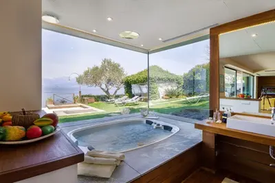 Image de Villa à Ispra avec 4 chambres à coucher, 8 couchages