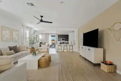 Image de Luxe Queen Creek Home w/ Pool, Yard, Work Station