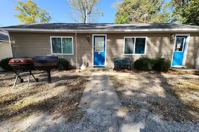 Image de Two Bedroom Cabin - \"The Big One\" - This spacious cabin gets it's name honestly! Cabin is 800 sq ft with two-bedrooms feature three (3) queen beds, one (1) full size bed, and two (2) futons allow for a max of twelve (12) people. Conveniently located