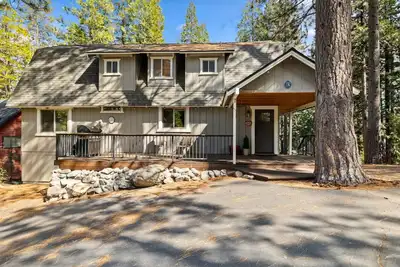 Image de The Laughing Pig – 9-Bedroom Family Cabin for 33 with Game Room, Fireplaces & Huge Outdoor Firepit