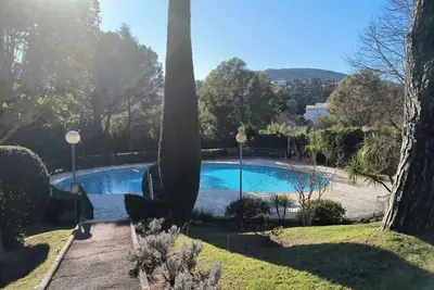 Image de Charmant 2 pieces avec jardin, piscine dans residence de standing proche plages