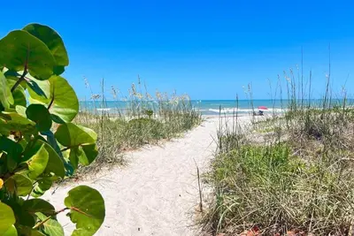 Image de Cocoa Beach Getaway 60 steps to the Beach!