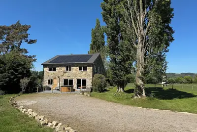 Image de Stunning 360 degrees views totally private house 10 person hot tub, log burner.