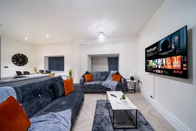 Moderne-Appartement-Salle de bain privée séparée-Vue sur Jardin-Private Gated. . .