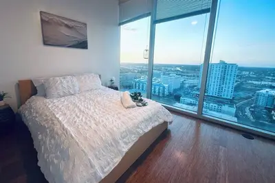 Image de Cozy 1-bedroom long term condo with fitness room, pool & spa overlooking Tampa