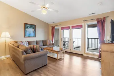 Image de Boat Lover's Paradise: Condo with Marina Amenities