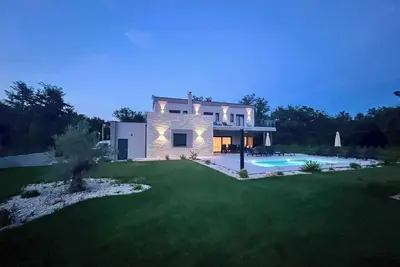 Image de stunning 265m² modern villa 4-bedroom villa with jacuzzi pool, perfect