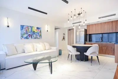 Image de Chic 2br Apartment w/ Balcony & Sea View by HolyGuest