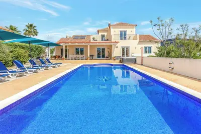 Image de Gorgeous, family home close to Olhão, with distant sea views and a hot tub