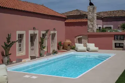 Image de Arhontiko Arhanes Anna Suite - Escapade with Pool