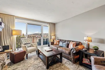Image de Sweeping views from this ski in/walk out, cozy Bronze Tree condo!