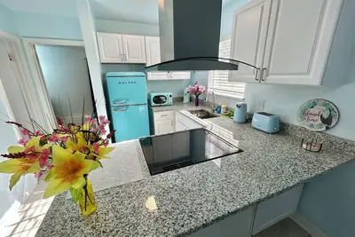 Image de Cozy Renovated Apt w King Bed 25 to Beach 20% Off A