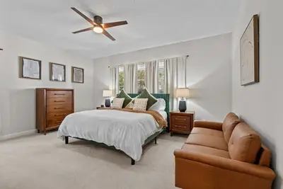Image de Eagle's Nest - Village of Pinehurst Home with Pool Table and Poker Table