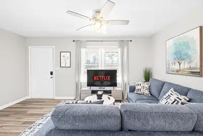 Image de Sleek 3 Br home w/self check in Private!