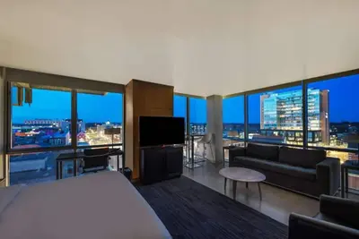 Image de Upscale Downtown Suite – 2 Units w/ Kitchen, Walk to U of Iowa, Shops, Museum