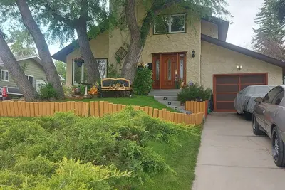 Image de Available for Stampede! Custom Solar House, Park, Hot Tub, Pool table, Fire Pit,