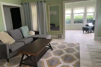 Image de Updated Unit on a Quiet Street Near Cafes and Restaurants, Cleveland Heights