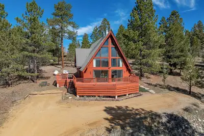 Image de Charming Updated 3-bedroom Chalet with Deck; Small dogs welcome!