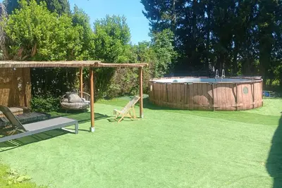 Image de Grande maison bien équipée avec un grand jardin
