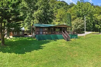 Image de Beautiful water front cabin in charming Pearisburg with all amenities.