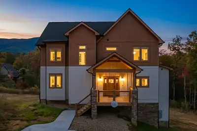 Image de Chalet Bellemont: View, Heated Swim Spa, Game Room