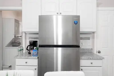 Image de Huge 3-bedroom apartment with parking in cool Somerville