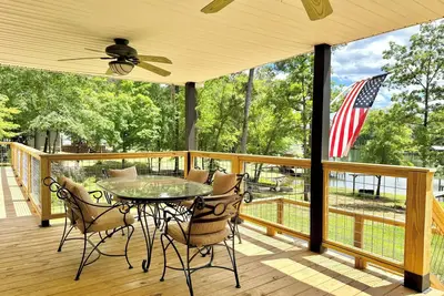 Image de Newly renovated home on Lake Sinclair– Lakeside Hot Tub, Watersports, & Fishing