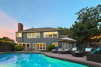 Image de Spacious Austin Pool Home - Gym • Game Room • Sleeps 8 • 15min from Soco
