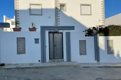 Image de A louer une luxueuse villa S+4 située à El Haouaria Cité touristique Plage Sud