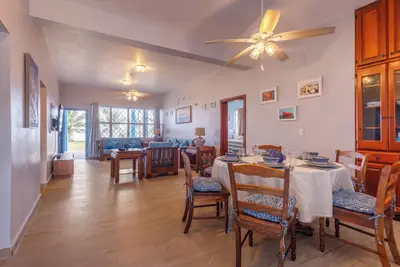Image de Seafront house in beautiful Corozal Town that sleeps 6 with a fenced-in yard.