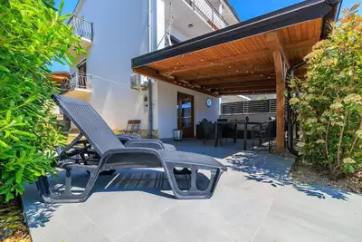 Image de Charmant appartement à 450 mètres de la plage avec douche extérieure, chaises longues et vue sur la mer.