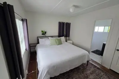 Image de Highland Park Haven – Furnished 1br Cottage w/ Parking & Wi-Fi