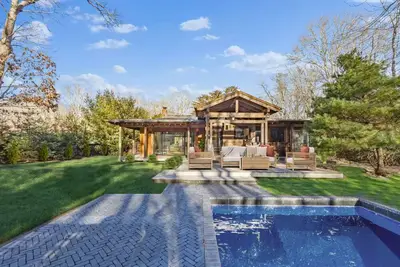 Image de Southamton Stunner! New gunite pool with indoor outdoor entertaining!