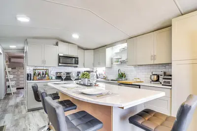 Image de 10 Mi to Beaches: Home w/ Pool Access in Largo!