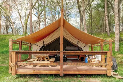 Image de Large tent on massive Big Rock Creek Estate!