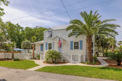 Image de Large Private Pool + Walk to Beach & Dining – St. Simons Gem