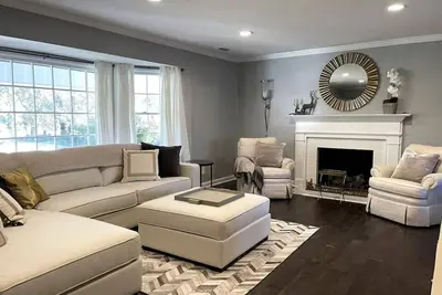 Image de 3 miles from Wake Forest University House/Winston-Salem-sleeps 12
